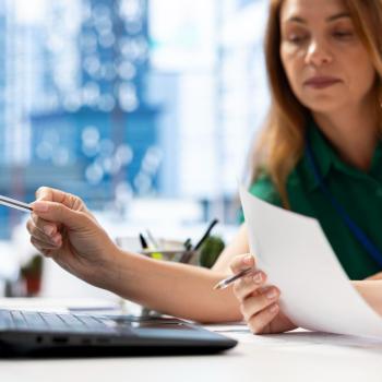 Deux femmes en train de travailler sur un ordinateur
