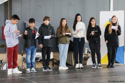 Collégiens lisant leurs textes au Labo des histoires - Agrandir l'image 3 sur 4, fenêtre modale