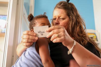 Une enfant et une éducatrice - Agrandir l'image, fenêtre modale