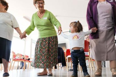 Lien intergénérationnel - Personnes âgées et enfant - Agrandir l'image, fenêtre modale